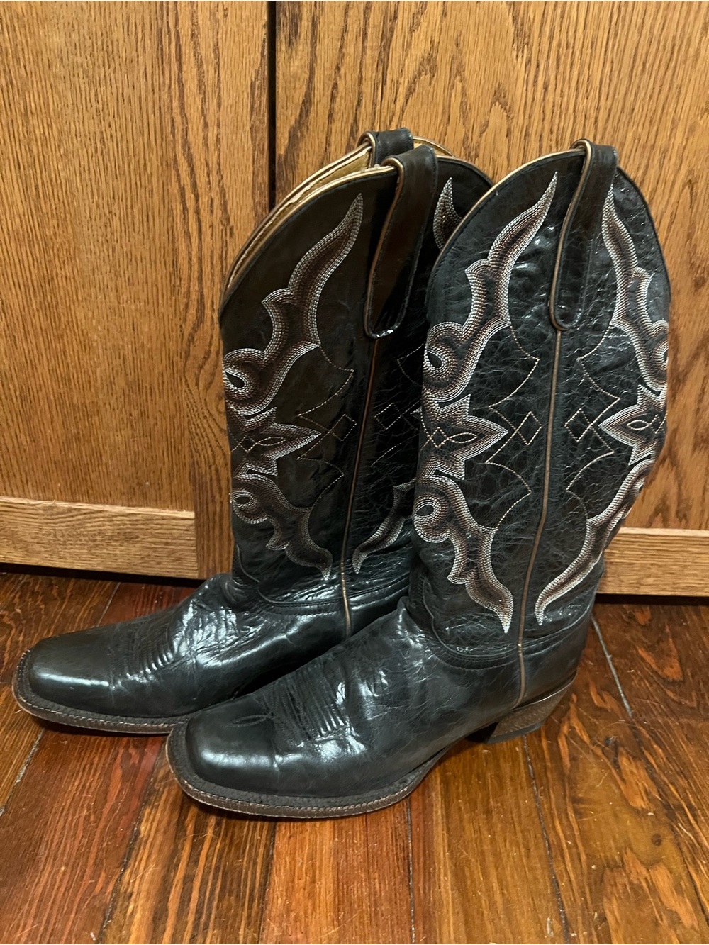 Idyllwild Women’s Relic Black distressed narrow square toe Cowboy Boots size 10